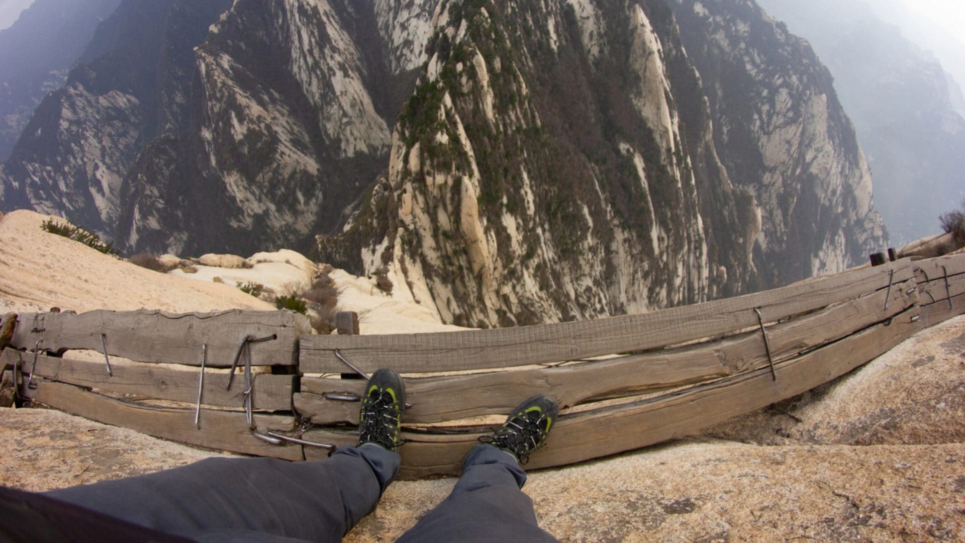 Qual è il sentiero più pericoloso del mondo, dove si cammina su assi sospese nel vuoto