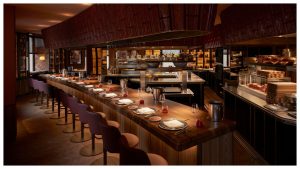 Apre a Milano il primo ristorante senza tavoli, il nuovo concept per avvicinare clienti e cucina