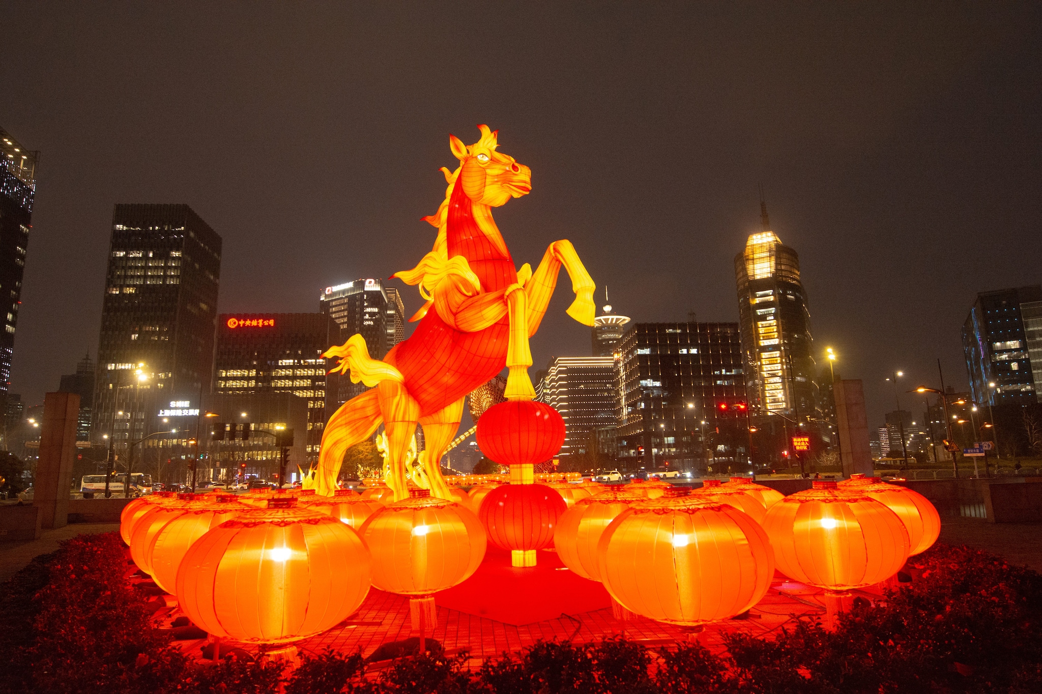 Pudong, Shanghai, un’installazione di un grande cavallo per aspettare il capodanno cinese