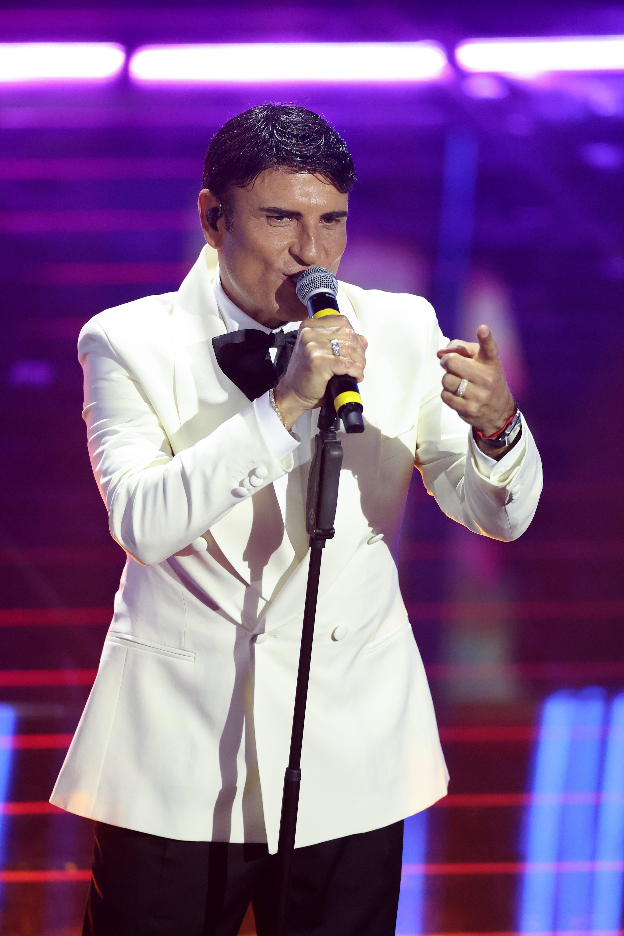 Sal Da Vinci con gli anelli di Gioielli del sole