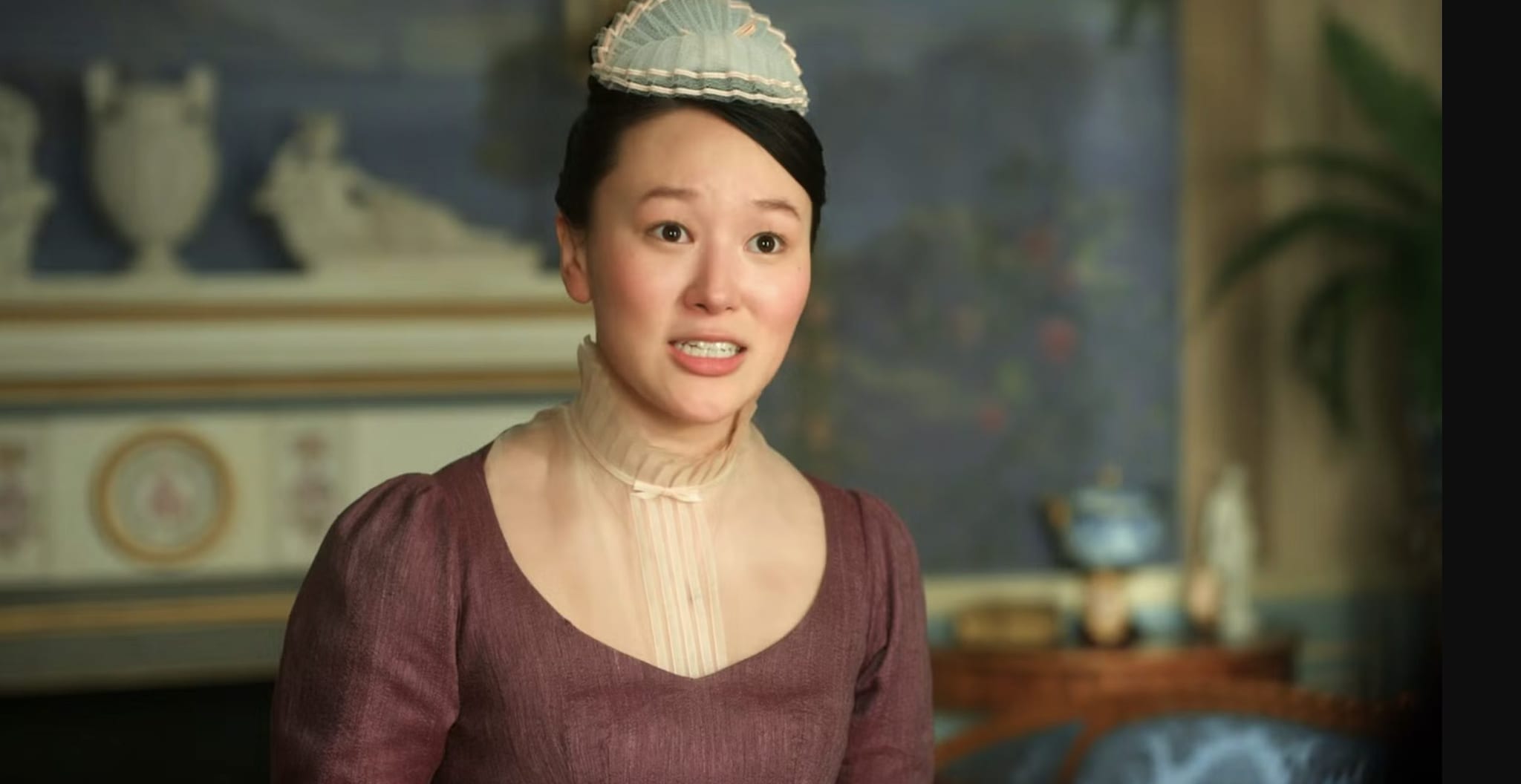 Sophie in versione cameriera in casa Bridgerton
