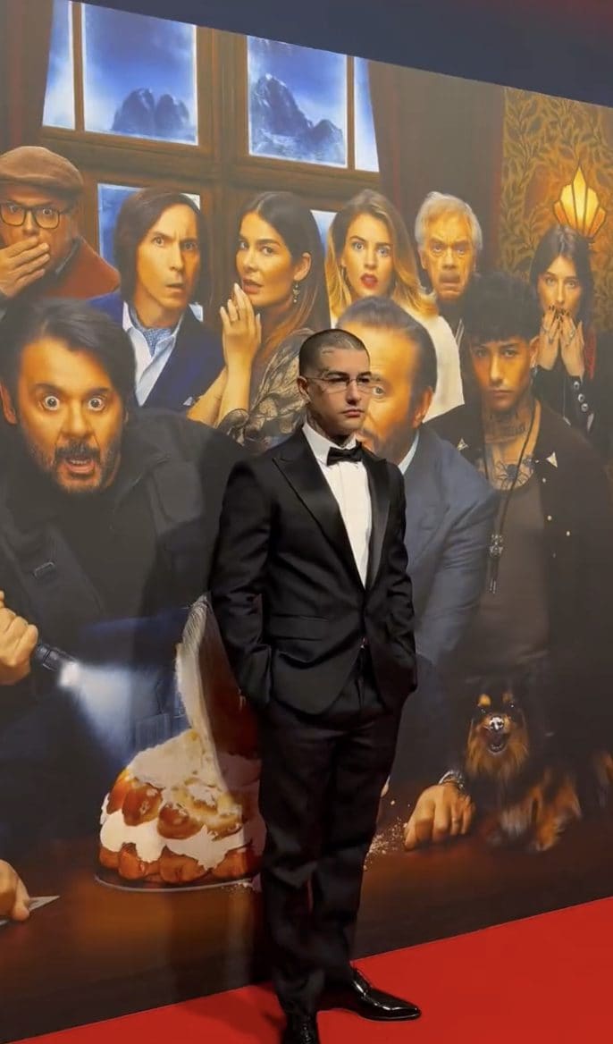 Il look "da damerino" di Tony Effe