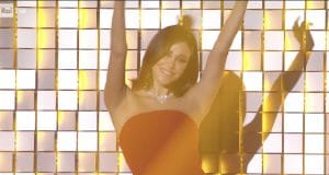 Belén Rodriguez a sorpresa spunta a Sanremo con l'abito rosso e manda in delirio l'Ariston