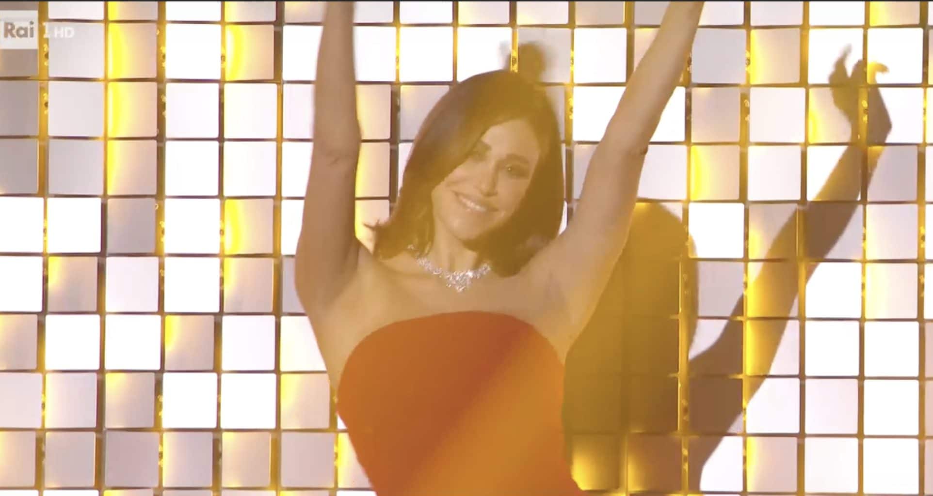 Belén Rodriguez a sorpresa spunta a Sanremo con l'abito rosso e manda in delirio l'Ariston