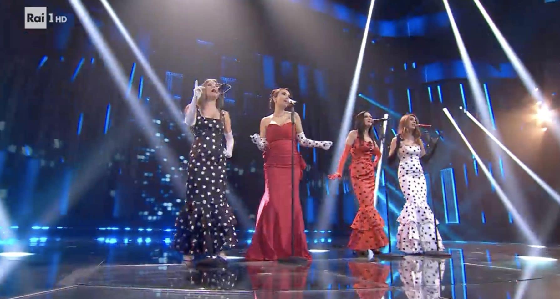 Elettra e Las Ketchup a Sanremo: coi look coordinati a pois ci portano nei Duemila ballando Aserejé