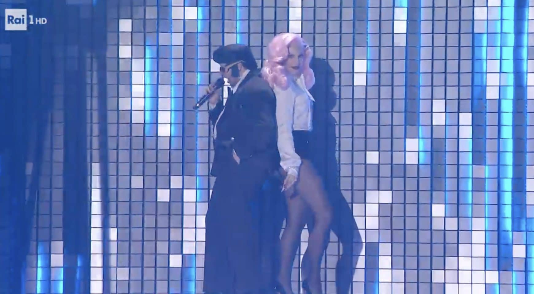 Ditonellapiaga si trasforma in Lady Gaga nella serata cover: parrucca rosa per il duetto con TonyPitony