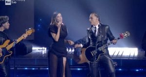 Belén Rodriguez con la giarrettiera gioiello nella serata cover con Samurai Jay