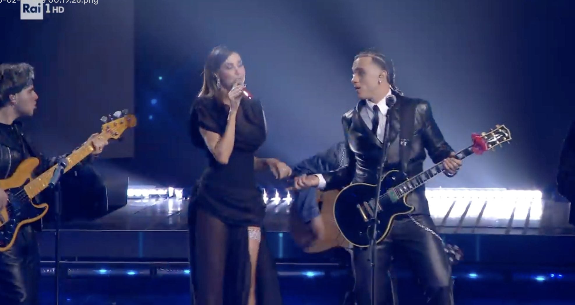 Belén Rodriguez a Sanremo con la giarrettiera gioiello, si esibisce nella serata cover con Samurai Jay