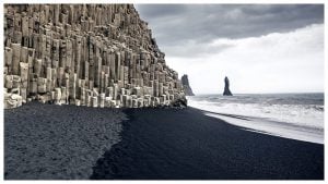 La spiaggia più pericolosa del mondo non esiste più: l'origine della sabbia nera di Reynisfjara in Islanda