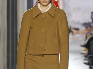 Il ritorno delle mini giacche: la tendenza dei blazer “tagliati” in stile anni ’60