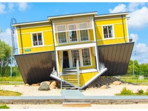 Dove si trova la Casa Sottosopra in cui ogni cosa è capovolta, dal letto alla cucina