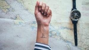 La nascita del tattourism, perché sempre più persone decidono di tatuarsi ricordi di viaggio