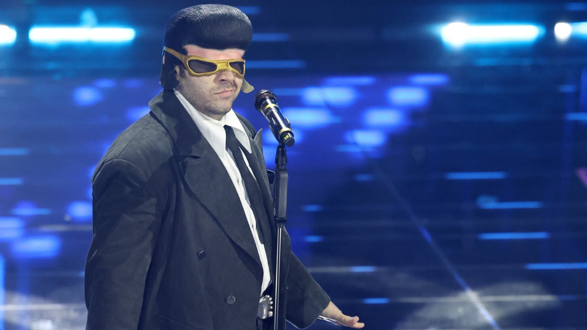 Il significato della maschera di TonyPitony nella serata dei duetti di Sanremo 2026