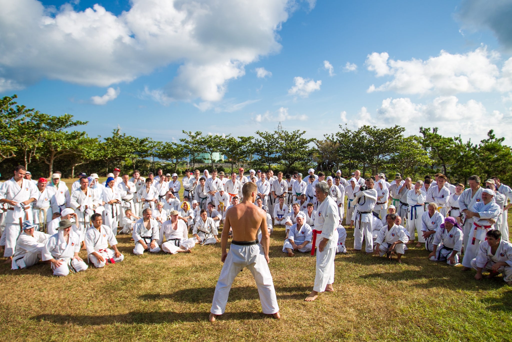 Un incontro di karate in un parco a Okinawa, Giappone