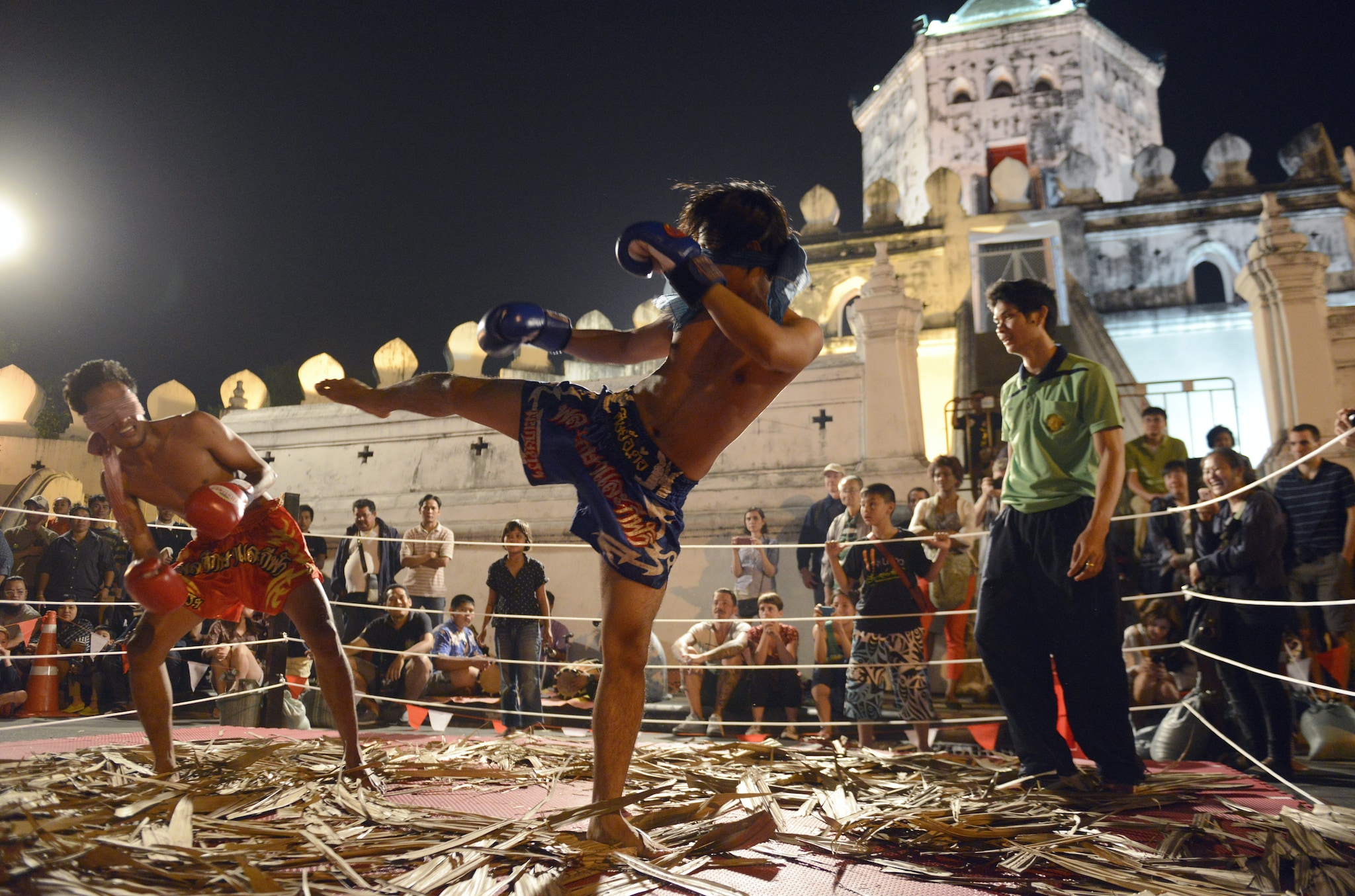 Un incontro di muay thai nelle strade di Bangkok, Thailandia