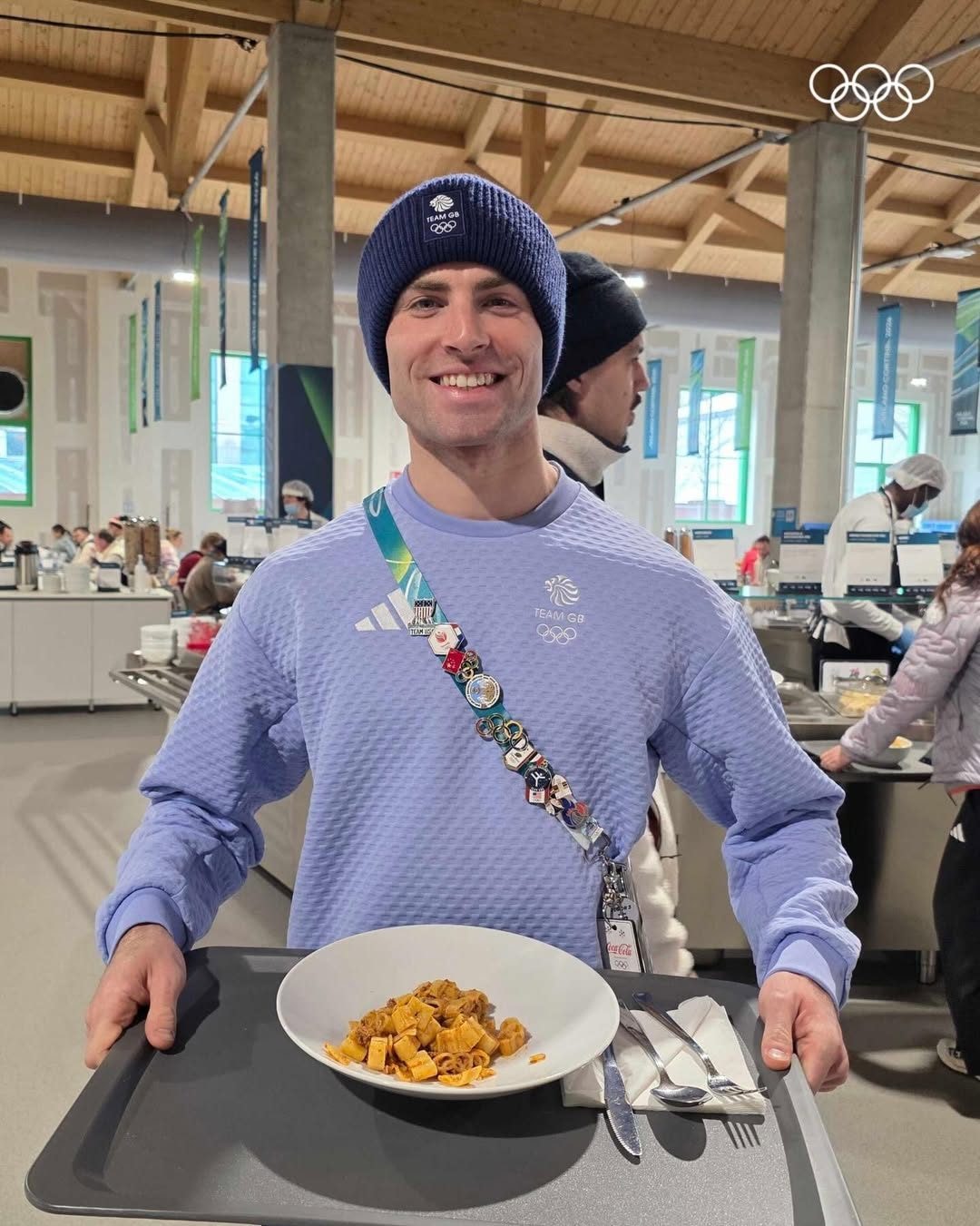 Uno degli atleti all’interno del villaggio olimpico che mangia la pasta di Cracco ai cinque cerchi, foto di Olympics