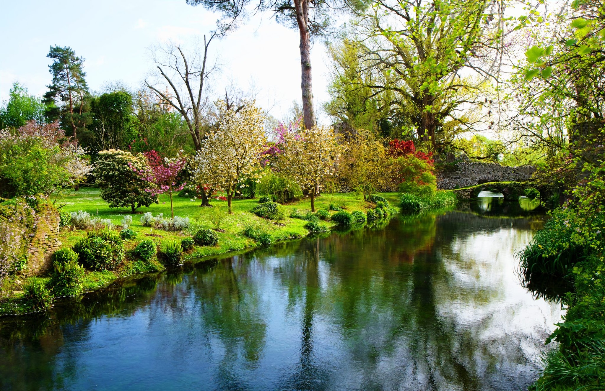 Uno dei ruscelli del Giardino di Ninfa