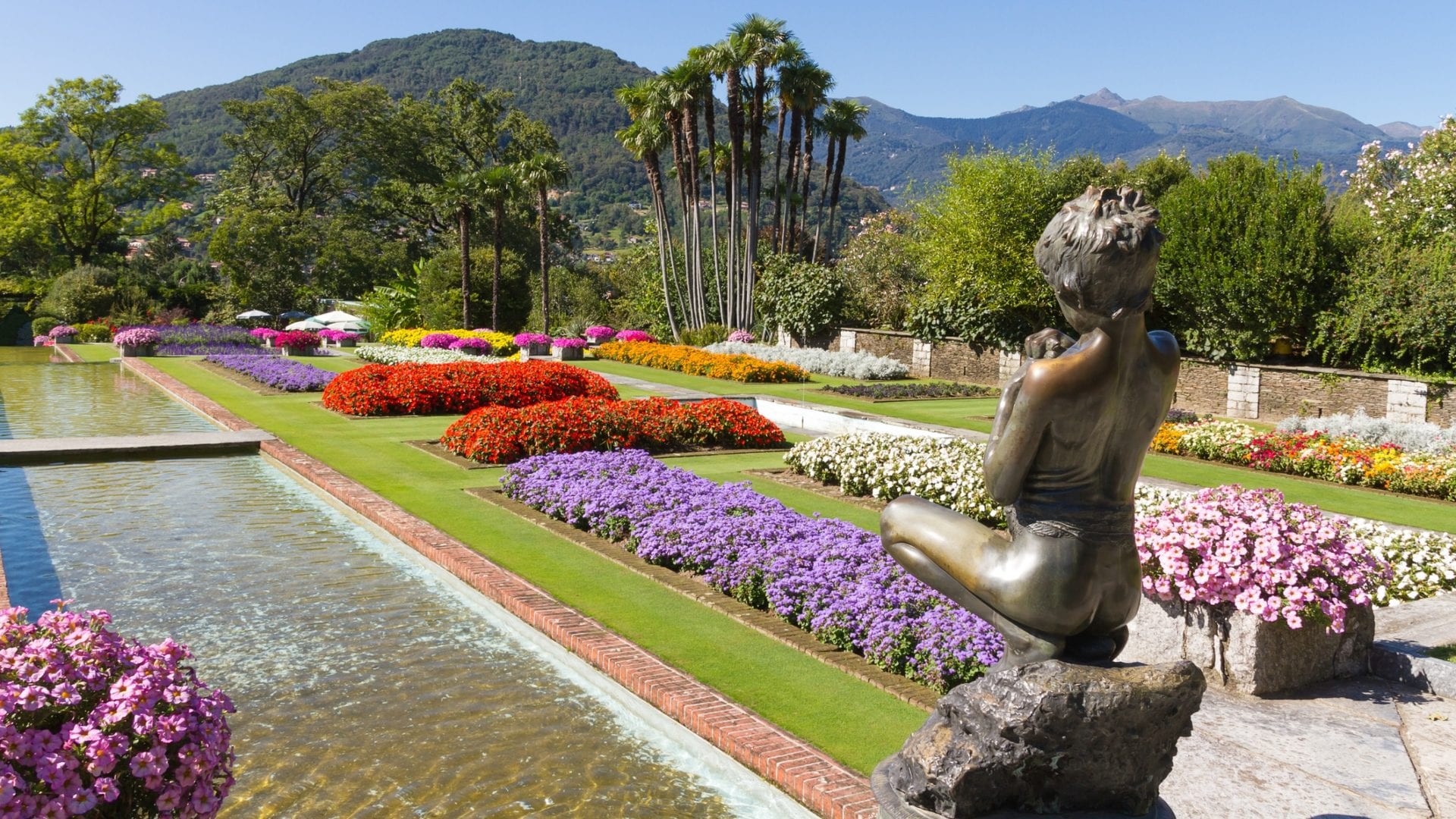 Riaprono i giardini di Villa Taranto, con il loro suggestivo labirinto di tulipani