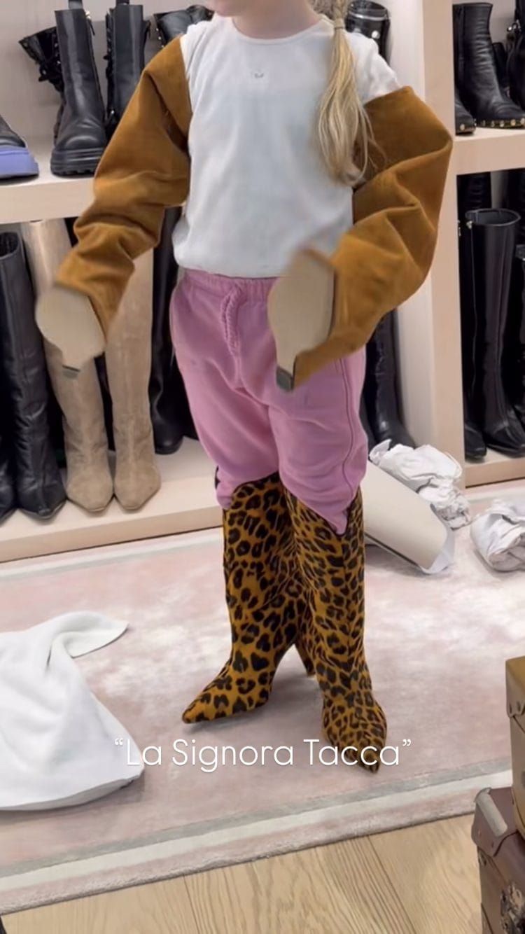 Vittoria Ferragni mentre indossa gli stivali di mamma Chiara