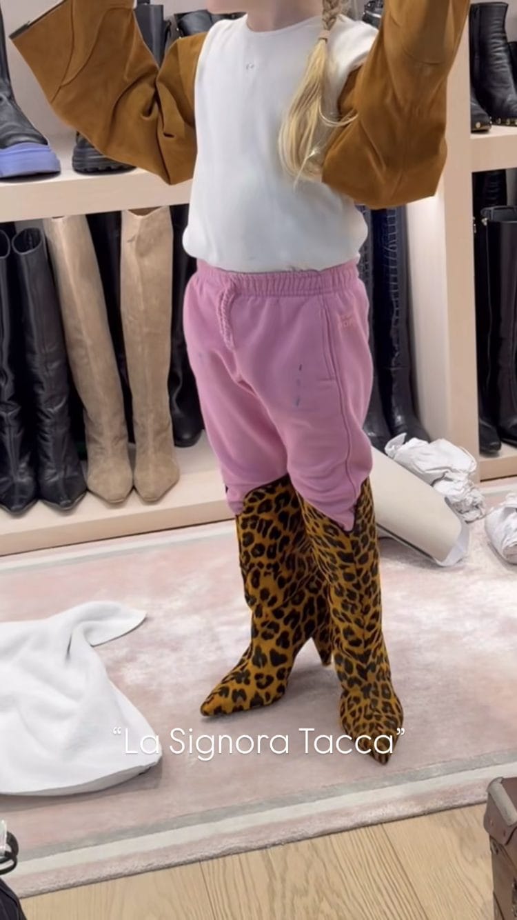 Vittoria gioca con gli stivali