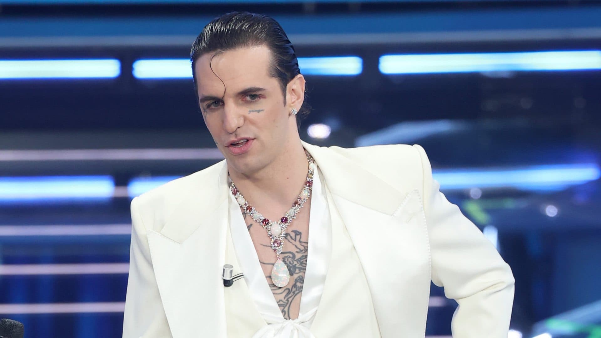 Il significato simbolico della collana di diamanti e opale che Achille Lauro ha indossato a Sanremo 2026