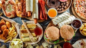 Quali sono i cibi che aumentano il colesterolo cattivo? Il medico spiega i rischi di un'alimentazione scorretta