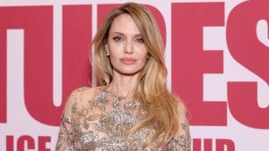 Angelina Jolie brilla con l'abito gioiello: è una dea vestita d'argento