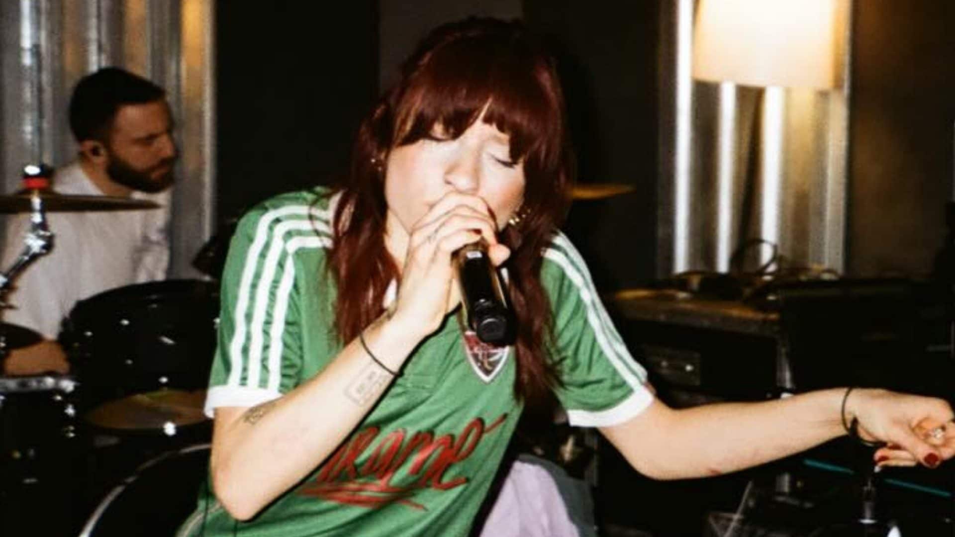 Angelina Mango torna sul palco con un nuovo look: capelli rossi e unghie gioiello per la data 0 del tour