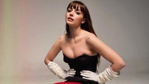 Annalisa in collant rossi e guanti: il look da diva per festeggiare il disco d’oro