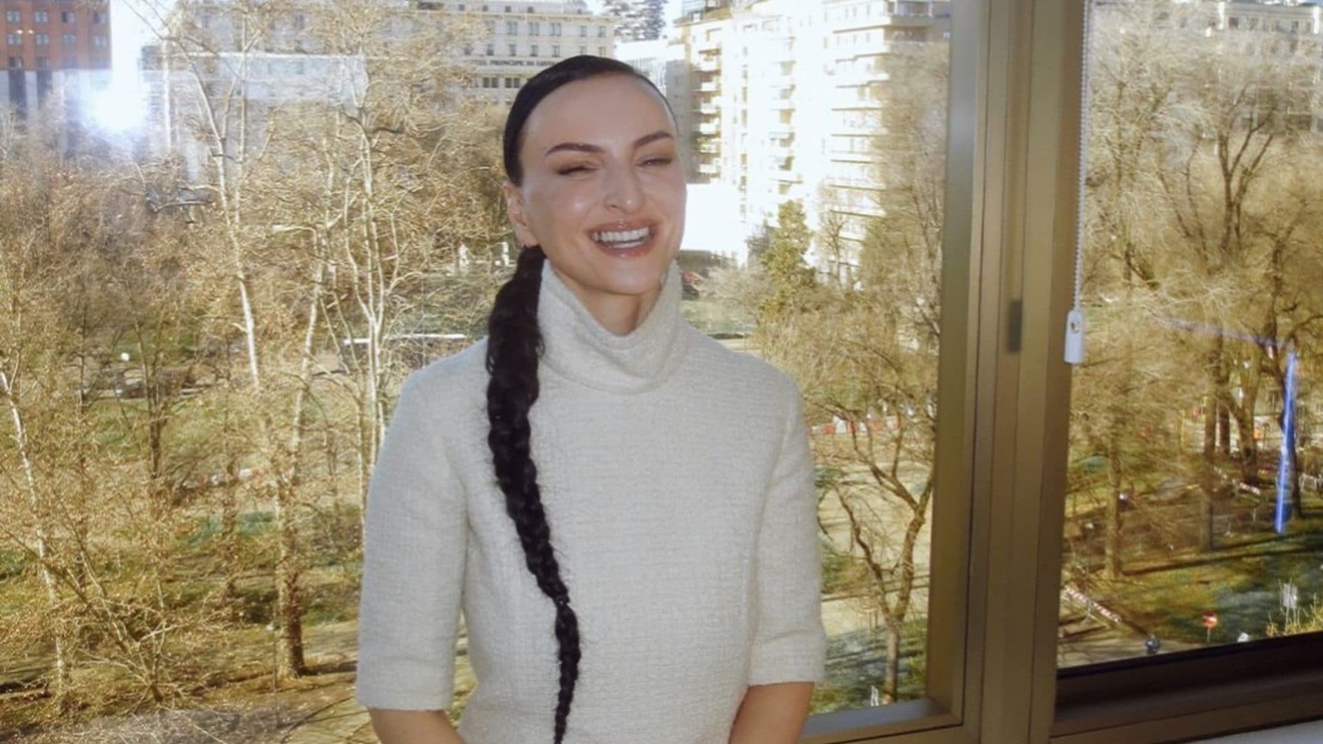 Arisa col dente d’argento: a pochi giorni da Sanremo 2026 sfoggia un sorriso "scintillante"