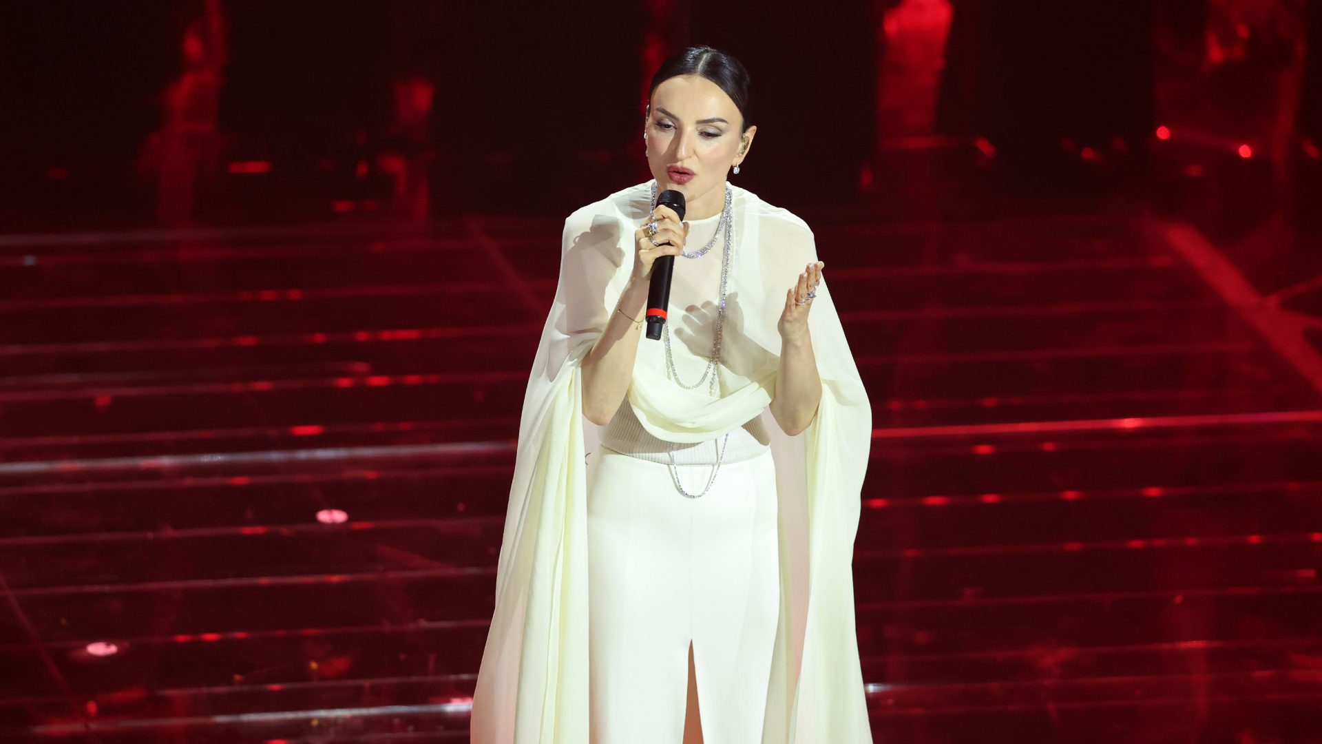 Arisa nella serata cover di Sanremo "si spoglia di ciò che non è necessario": chi veste la cantante