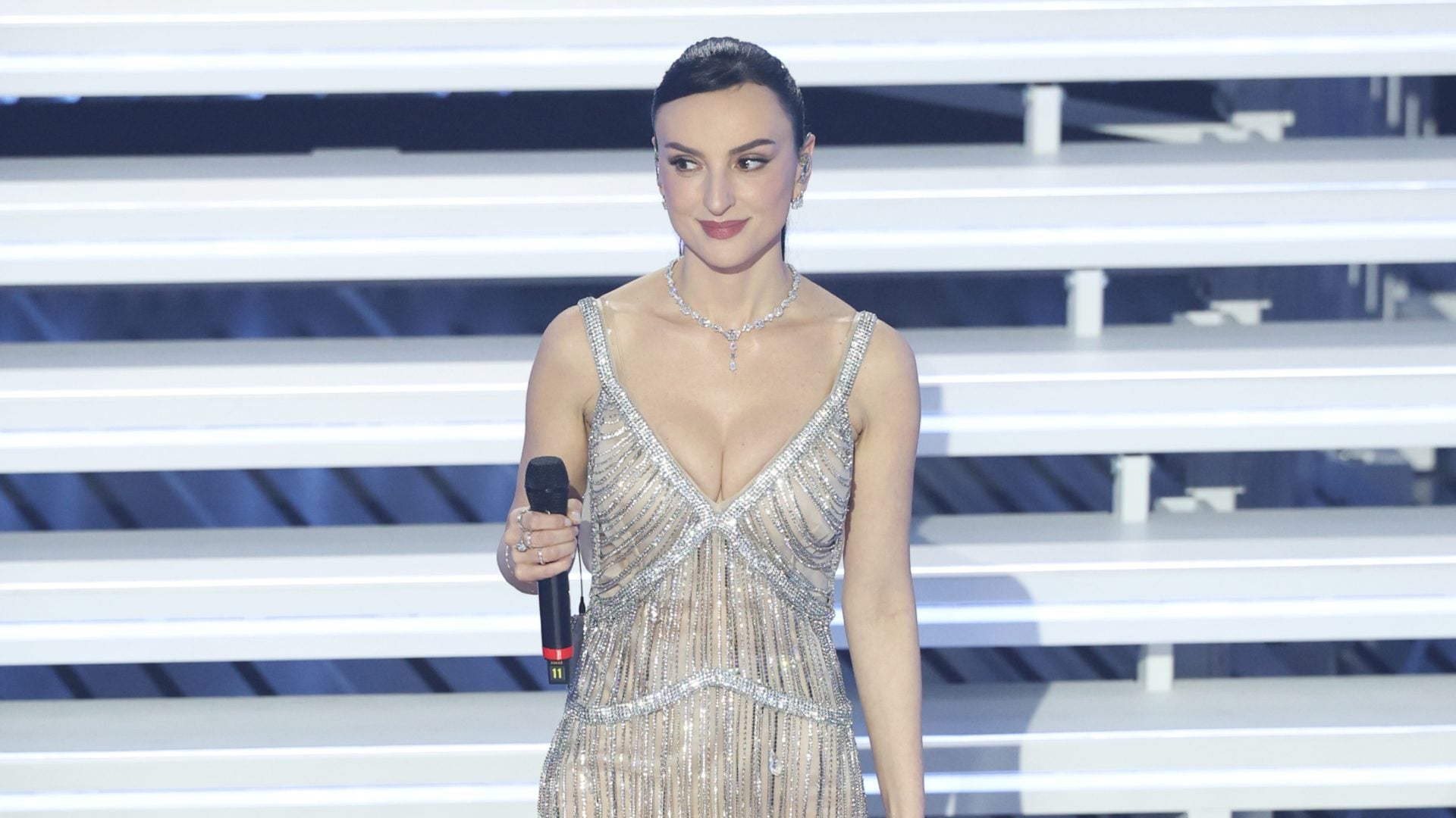 Arisa si veste di luce con l'abito che simboleggia la vulnerabilità, Laura Pausini: "Sei bellissima"