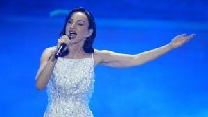 Il significato del look di Arisa: vive la femminilità con grazia abbandonando il superfluo