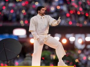 Cosa ha regalato Bad Bunny a chi ha realizzato il suo iconico look del Super Bowl