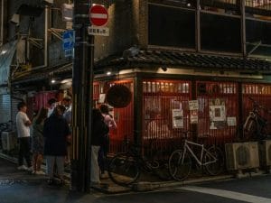 In Giappone apre un bar per chi vuole licenziarsi: offre consulenze e consigli lavorativi