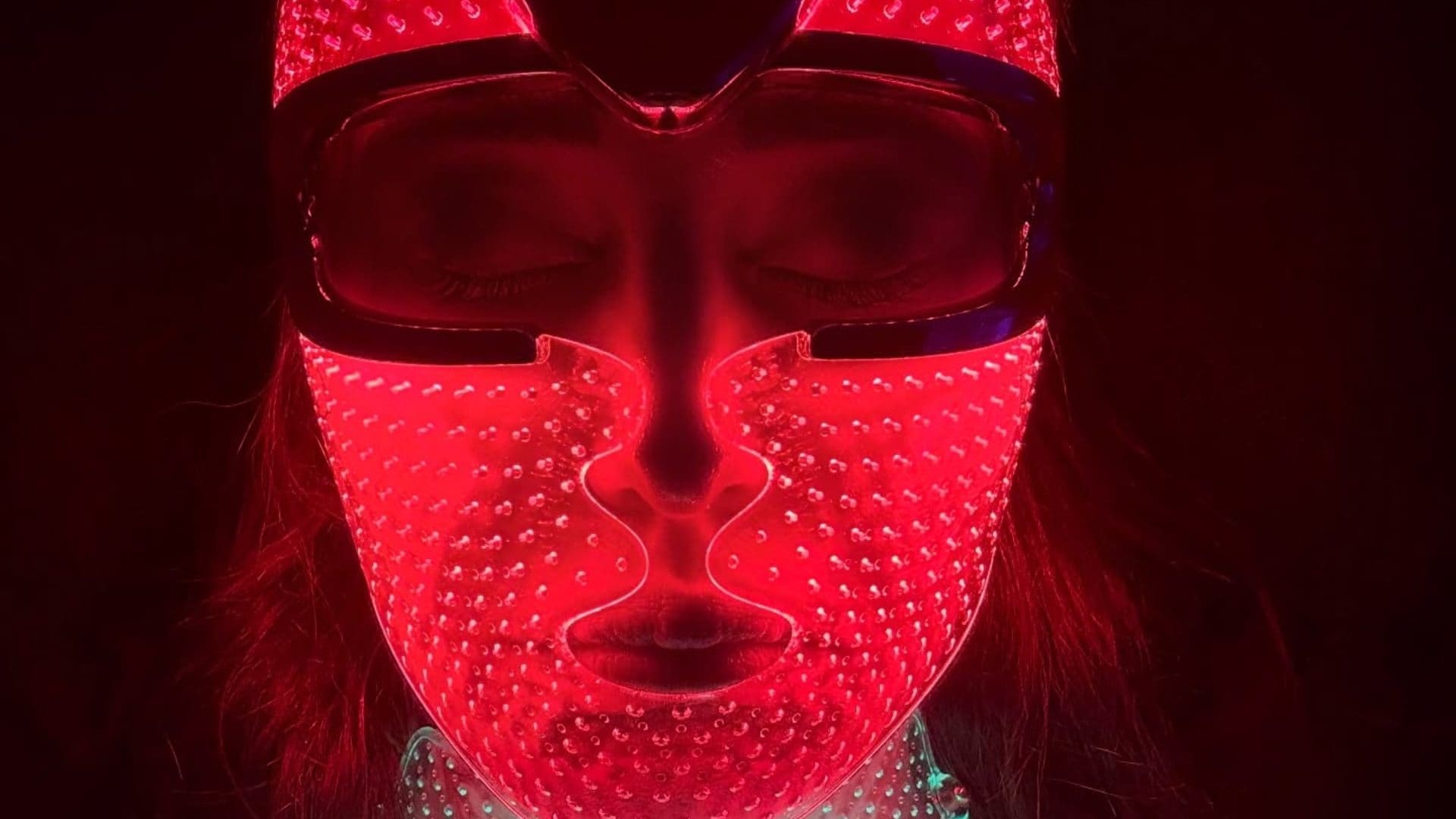 Belén Rodriguez, la nuova maschera led per viso e collo è "intelligente" e costa oltre mille euro