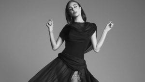 Belén Rodriguez brilla con la giarrettiera di diamanti (che in realtà era un bracciale)