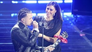 Belén Rodriguez con la giarrettiera gioiello nella serata cover con Samurai Jay