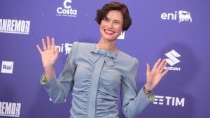 Bianca Balti arriva a Sanremo: look colorato con orologio da oltre 10mila euro
