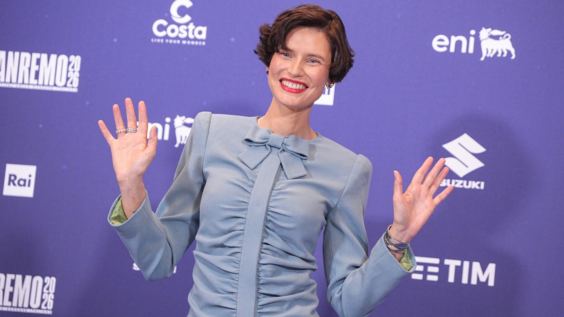 Bianca Balti arriva a Sanremo: look colorato con orologio da oltre 10mila euro per la conferenza stampa