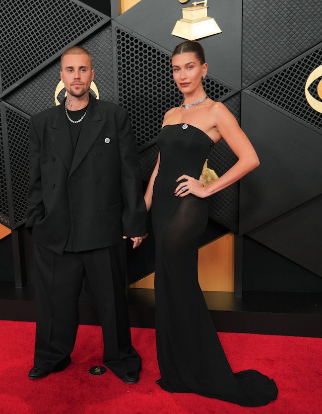 Justin Bieber e Hailey Bieber con la spilletta