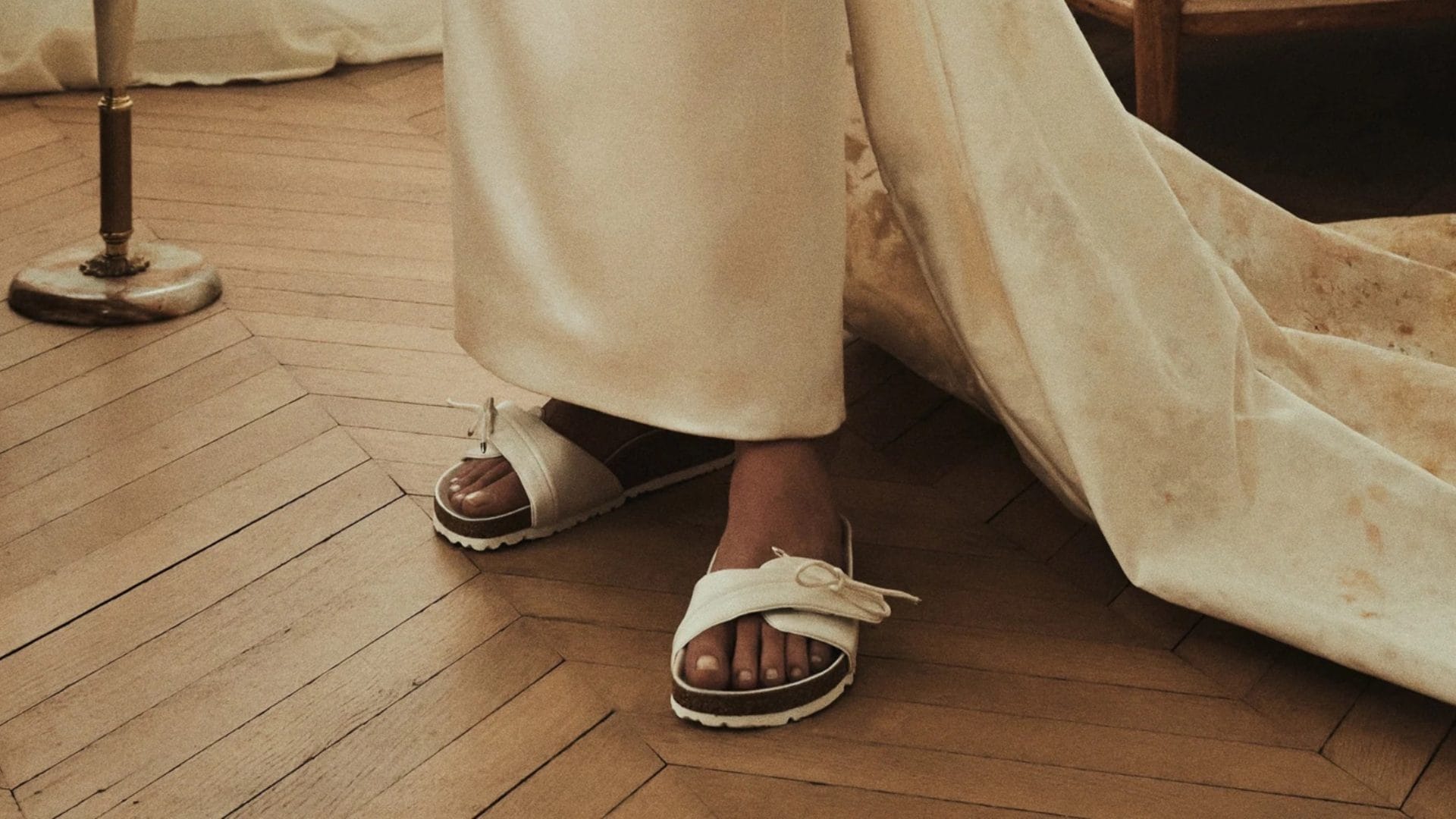 Indossare le Birkenstock al matrimonio? Da oggi è possibile: quanto costano le "ciabatte da sposa"