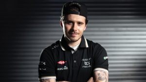 Brooklyn Beckham cancella il tatuaggio dedicato a papà David