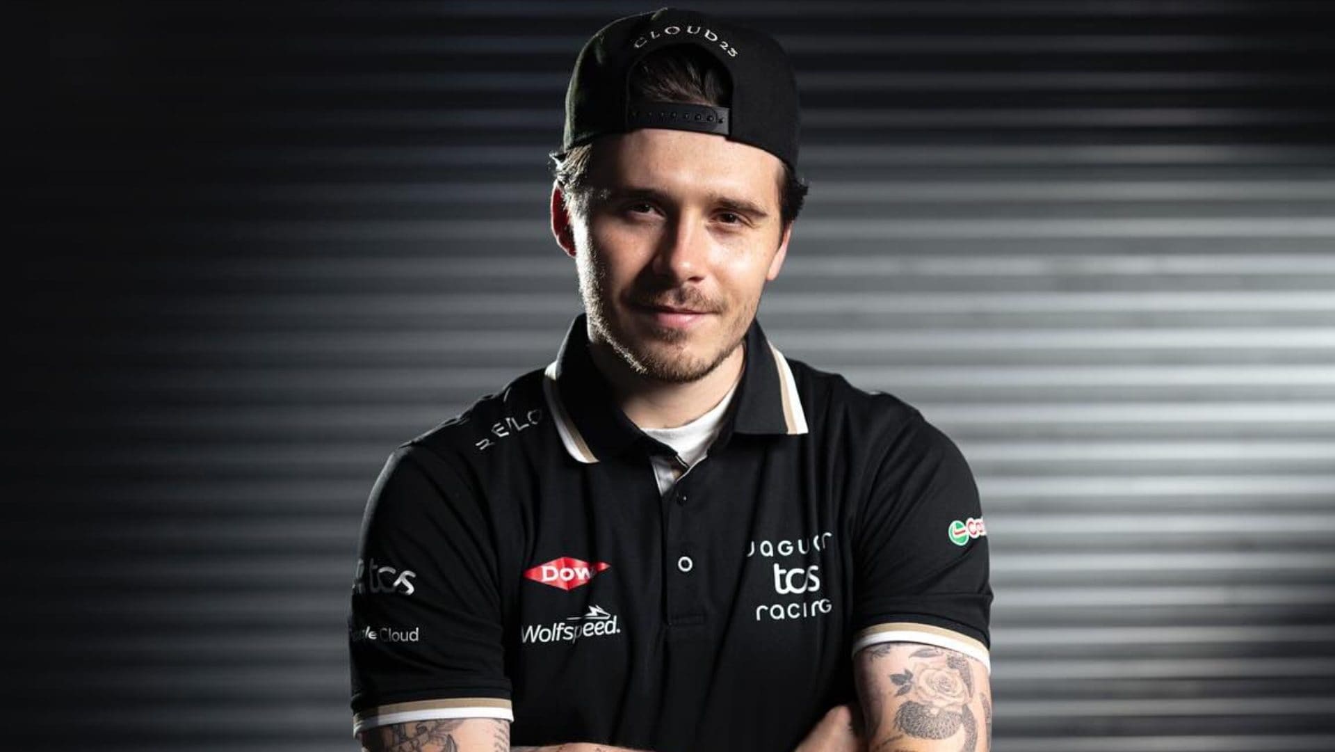 Brooklyn Beckham cancella il tatuaggio dell'ancora sul braccio: era dedicato a papà David