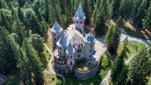 Il castello di Agata Christian: la storia della villa immersa tra le Alpi