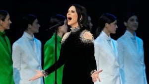 Alla cerimonia di apertura trionfano cristalli e total white