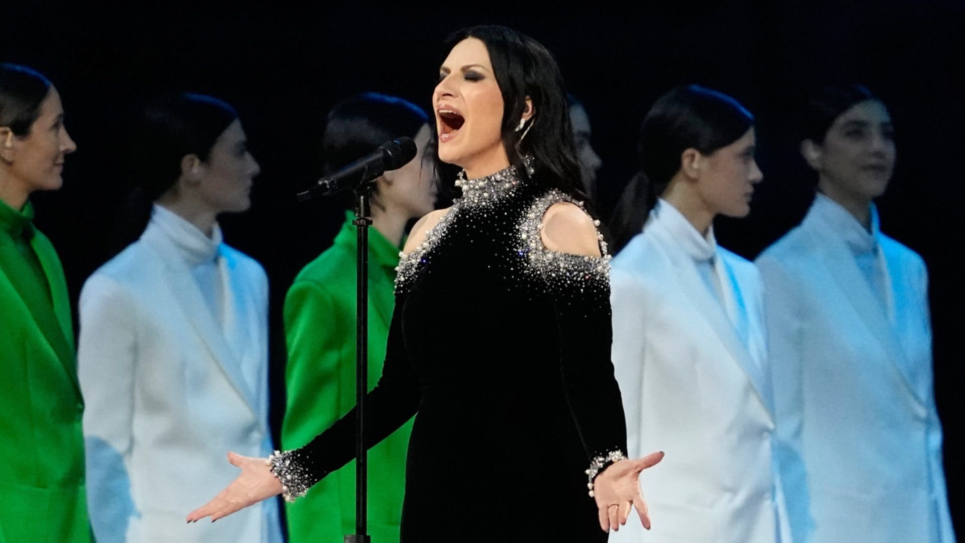 Olimpiadi di Milano Cortina, i look della cerimonia di apertura: trionfano cristalli e total white