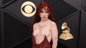 Chappell Roan esagera col nude look: l'abito è tenuto sù dai piercing ai capezzoli