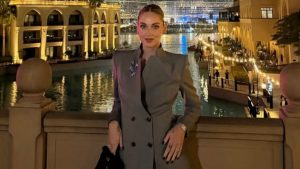 Il ritorno delle spille vintage: Chiara Ferrigni a Dubai indossa il gioiello sulla giacca