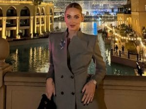 Il ritorno delle spille vintage: Chiara Ferrigni a Dubai indossa il gioiello sulla giacca